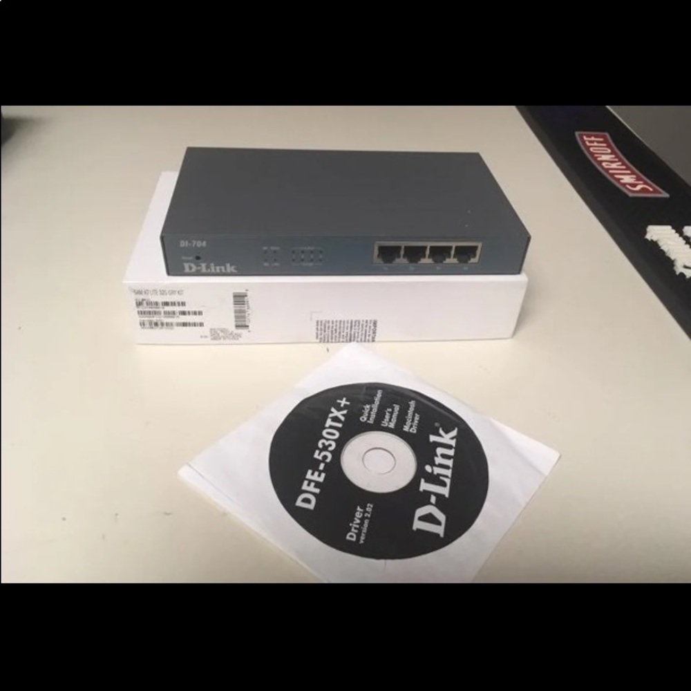 D-Link DI-704 4-Port 10/100 Wired Router with Installation Disc